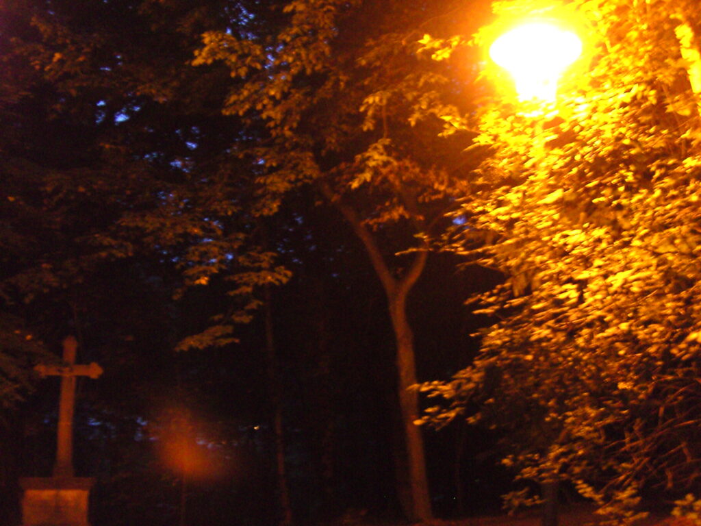 Foto Kreuz bei Nacht mit Lichteinfall von Laterne
