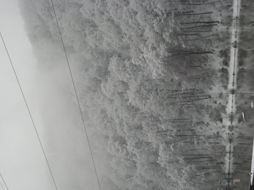 Foto Wintertraum über Fluss mit Stromleitungen