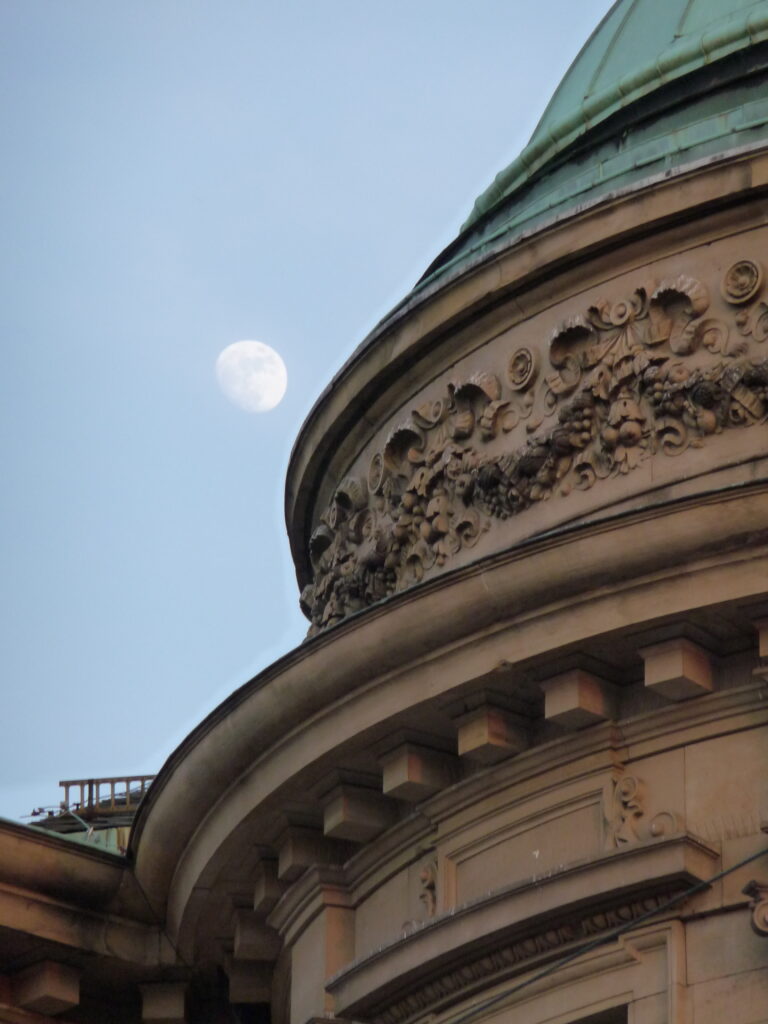 Foto Mond neben Kuppel